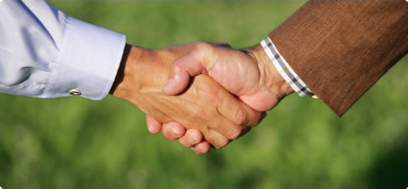 Der Handschlag steht als Symbol für die Almenlandwirtschaft