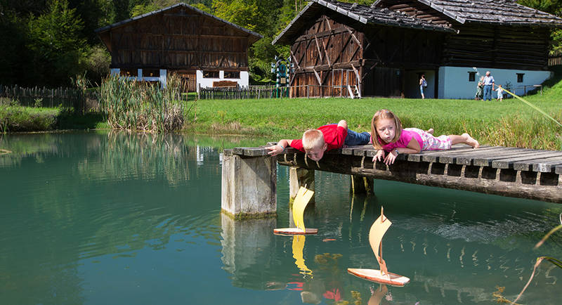 Kinder spielen am Teich
