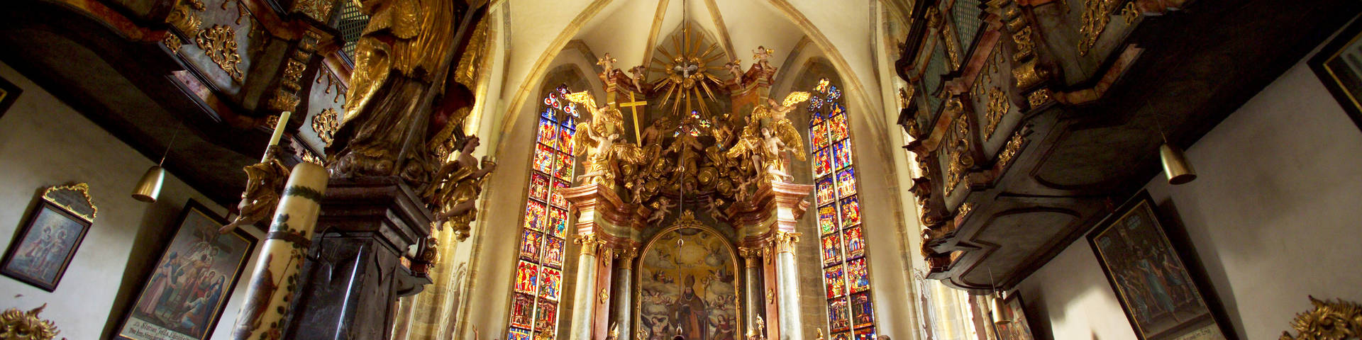 Altarraum in der Kirche St. Erhard